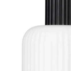 Broste Copenhagen Lolly Pendellampe Ø 20 x H 34 cm - Opalglas/aluminium - Hvid/sort