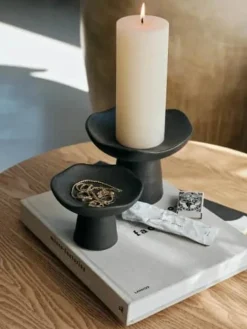 Broste Copenhagen Momo Lysestage Ø 12 x H 9 cm - Stentøj - Sort