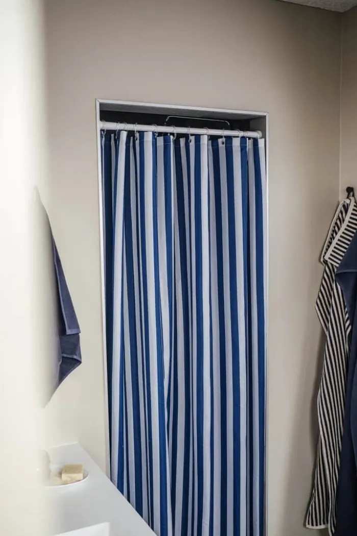 CASA Living Badeforhæng B 180 x L 200 cm - Polyester - Mørkeblå stribet