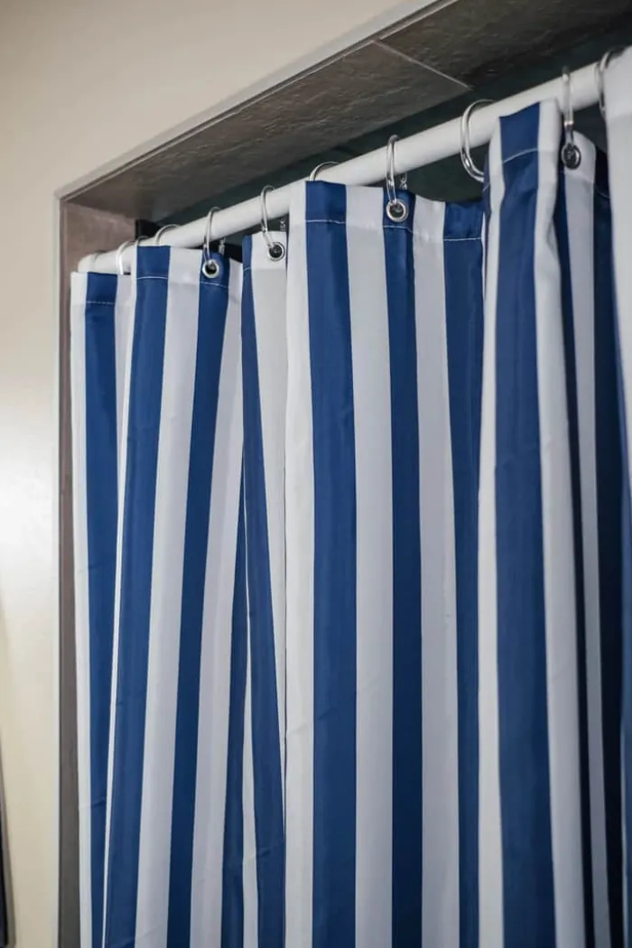 CASA Living Badeforhæng B 180 x L 200 cm - Polyester - Mørkeblå stribet