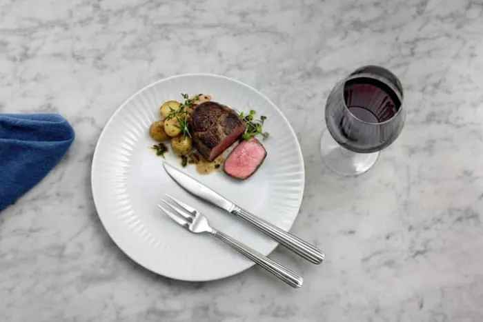 CASA Living Daisy Steakbestik - 8 dele 4 kuverter - Genanvendt rustfrit stål