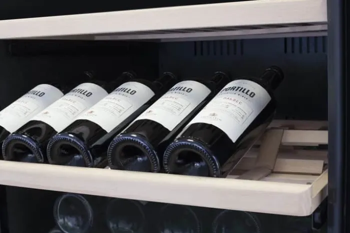 Caso WineChef Pro Vinkøleskab H 163 x B 59,5 x L 69 cm - 126 flasker - Sølvfarvet