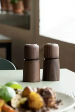 CrushGrind Stockholm Mini Salt/peber Kværn Ø 5 x H 11 cm - Valnøddetræ- Natur