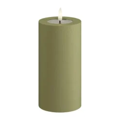 Deluxe Homeart Real Flame LED Udendørs Bloklys Ø 7,5 x H 15 cm - Plastik/resin - Oliven Grøn