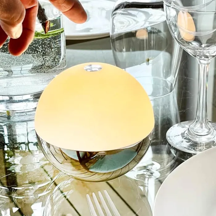 Dyberg Larsen Alba LED Bordlampe Ø 11 x H 11 cm - Plastik - Hvid/krom