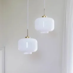 Dyberg Larsen Arp Pendel Ø 30 cm - Glas/metal - Opal/messingfarvet