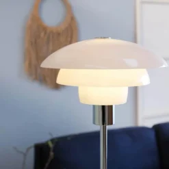Dyberg Larsen Morph Gulvlampe Ø 28 x H 137 cm - Glas/metal - Opal/Krom