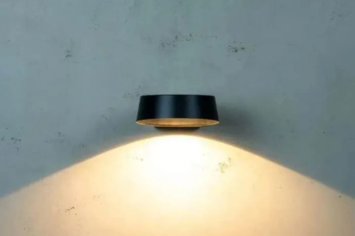 Dyberg Larsen Neptun Udendørs Væglampe H 6 x B 16,2 x L 19,2 cm - Integreret LED - Mat sort