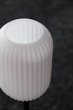 Dyberg Larsen Riflet Bordlampe H 23 x Ø 13,5 cm - Opal/sort