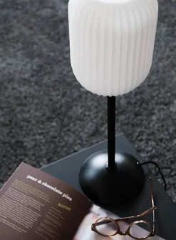 Dyberg Larsen Riflet Bordlampe H 23 x Ø 13,5 cm - Opal/sort