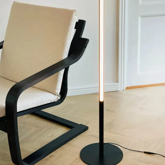 Dyberg Larsen Vagner LED Gulvlampe Ø 26 x H 150 cm - Metal/plastik - Sort