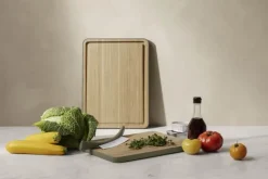 Eva Solo Green Tool Bambusskærebræt m. saftrille B 28 x L 39 cm - Olieret bambus/silikone - Natur/grøn