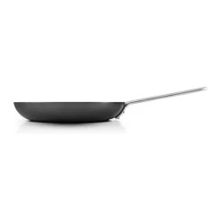 Eva Trio Black line Stegepande Ø 24 cm - Genanvendt aluminium - Slip-Let® belægning