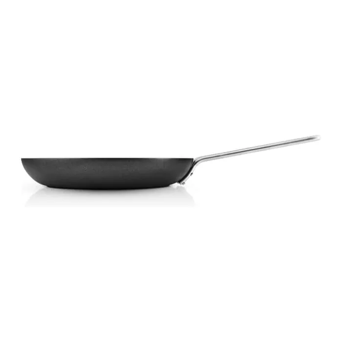 Eva Trio Black line Stegepande Ø 28 cm - Genanvendt aluminium - Slip-Let® belægning