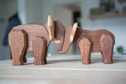 FableWood Mor-elefant H 15 cm - Magnetisk - Valnødde-/asketræ