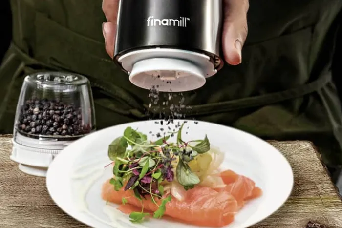 Finamill Krydderikværn - Batteridrevet H 22,7 cm - BPA-fri plastik - Sort