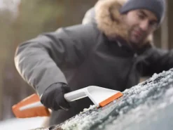 Fiskars Garden SnowXpert Børste og isskraber H 92 x B 9,5 x L 67 cm - Plastik/silikone - Hvid/orange