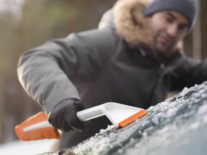 Fiskars Garden SnowXpert Børste og isskraber H 92 x B 9,5 x L 67 cm - Plastik/silikone - Hvid/orange