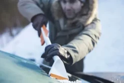 Fiskars Garden SnowXpert Børste og isskraber H 92 x B 9,5 x L 67 cm - Plastik/silikone - Hvid/orange