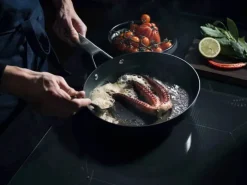 Fiskars Taiten Stegepande Ø 26 cm - Aluminium - Sort