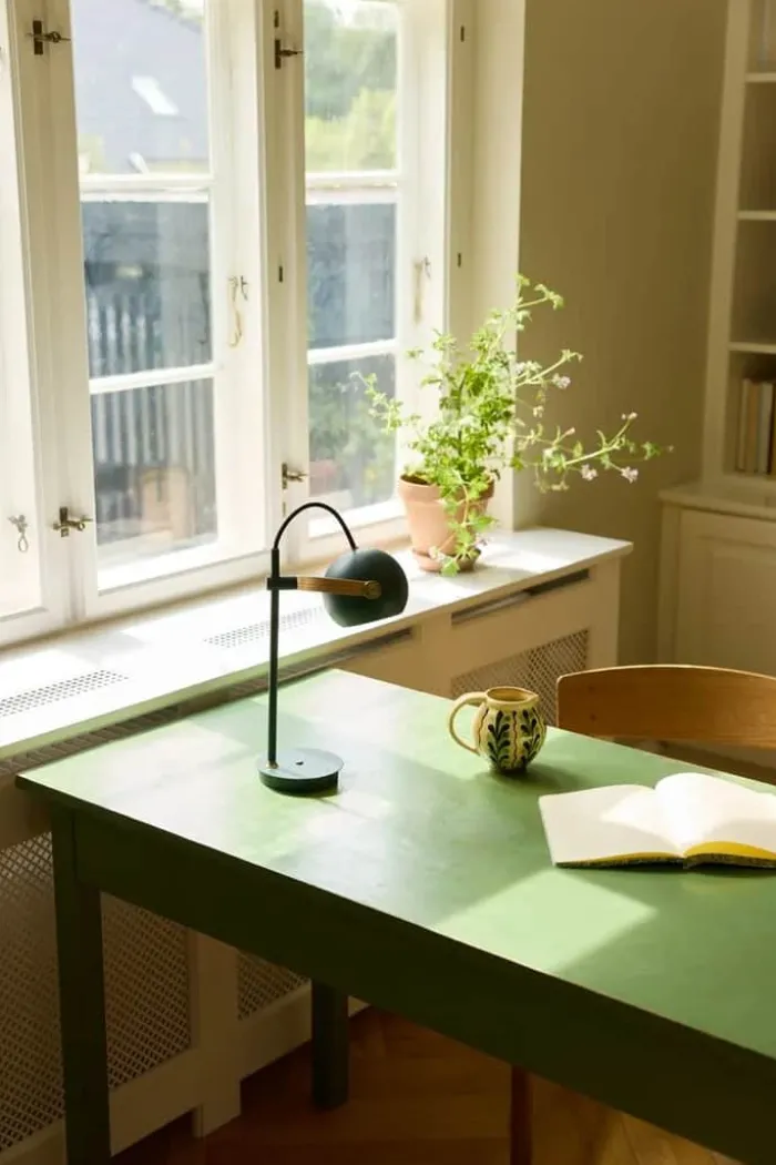 Halo Design DC Bordlampe Ø 12 x H 35 cm - Metal/træ - Mørk Grøn