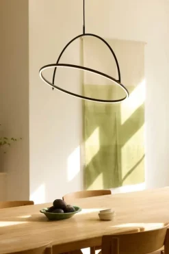 Halo Design Tilt Lysekrone H 52 x B 62 cm - Metal - Sort