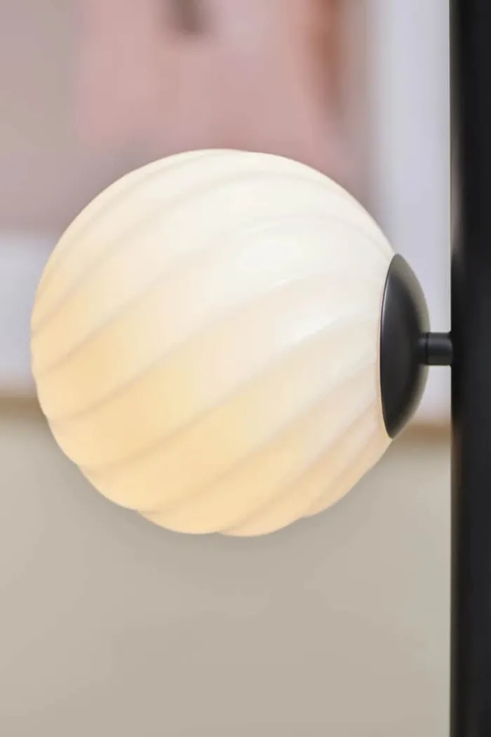 Halo Design Twist Gulvlampe - 4 lamper H 150 cm - G9 - Opal/sort