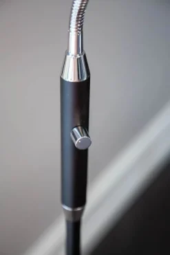 Halo Design Vegas Gulvlampe H 140 cm - Krombelagt stål - Sort