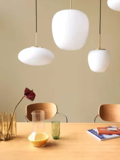 Hübsch Muse Pendel Ø 25 x H 40 cm - Glas/jern - Hvid/messingfarvet