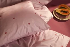Juna Daisy Sengetøj B 200 x L 220 cm - Økologisk bomuld - Pink/rød