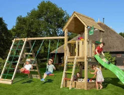 Jungle Gym Club Legetårn m. rutchebane, klatrestativ og gynger H 302 x B 572 x L 238 cm - Træ/Metal/Kunsstof - Natur