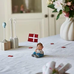 Klarborg Fødselsdagsdreng m. flag H 11 cm - Keramik - Lyseblå
