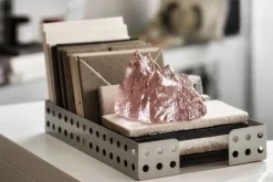 Kosta Boda The Rock Fyrfadsstage H 9,1 x B 14 x L 12,3 cm - Krystalglas - Pink