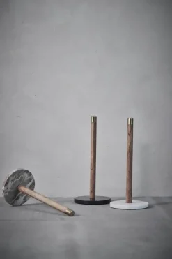 Lene Bjerre Elisse Køkkenrulleholder Ø 14,5 x H 35 cm - Akacietræ/marmor - Sand