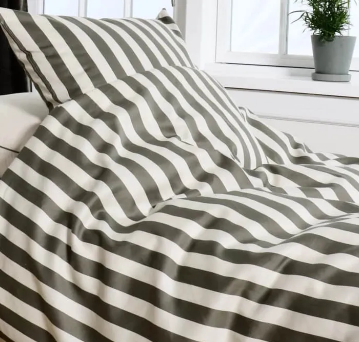 omhu Blok Strib Sengetøj B 140 x L 220 cm - Økologisk bomuld - Oliven/sand