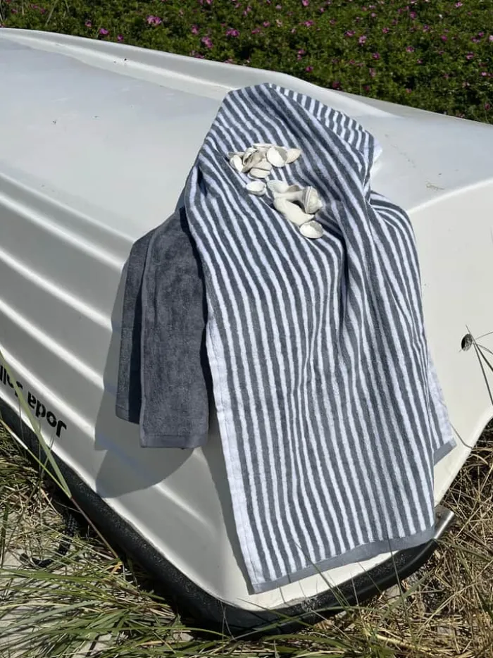 omhu Håndklæde B 70 x L 140 cm - Økologisk bomuld - Hvid/grå