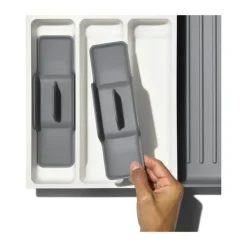 OXO Good Grips Bestikindsats H 6,3 x B 25,1-45,8 x L 41,6 cm - Plastik - Hvid/grå