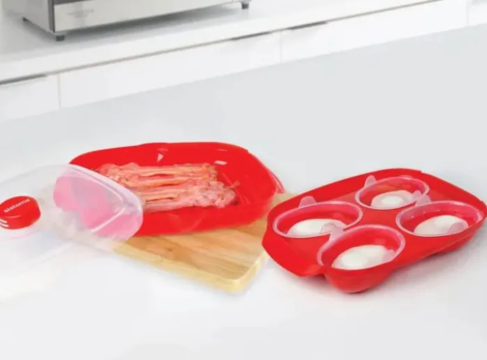 Sistema Microwave Køkkentilbehør - 2-pak Indeholder "Easy Bacon" & "Easy Poacher" - Plastik - Rød