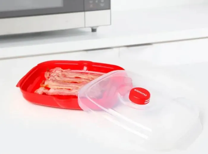 Sistema Microwave Køkkentilbehør - 2-pak Indeholder "Easy Bacon" & "Easy Poacher" - Plastik - Rød