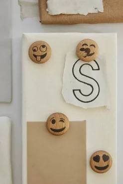 Spring Copenhagen Magnet - Silly Ø 4,8 cm - Certificeret Egetræ