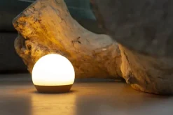 Spring Copenhagen Snowball Bordlampe Ø 12 x H 11 cm - Bøgetræ/mundblæst opalglas