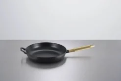 Staub Stegepande Ø 28 cm - Støbejern - Sort/Messing