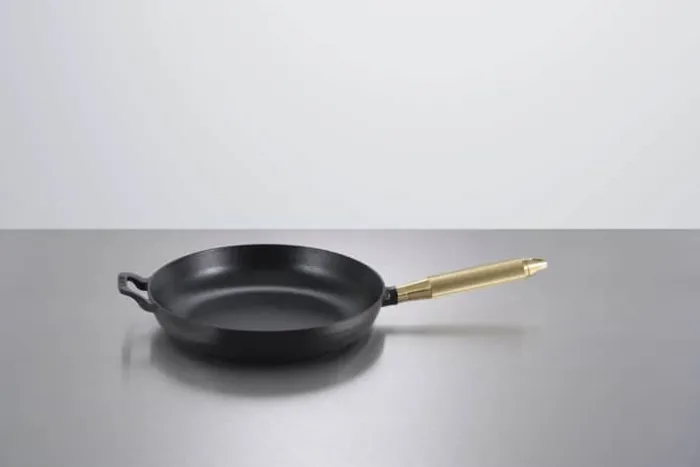 Staub Stegepande Ø 28 cm - Støbejern - Sort/Messing