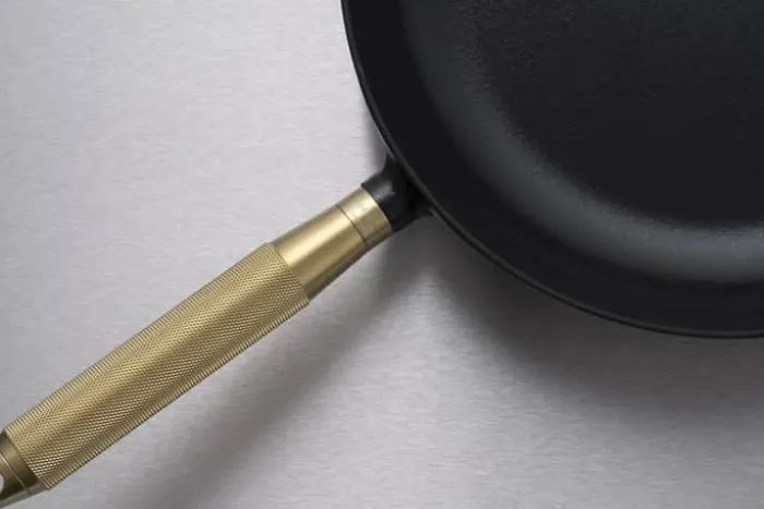 Staub Stegepande Ø 28 cm - Støbejern - Sort/Messing