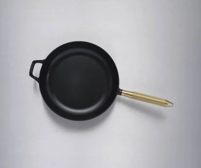 Staub Stegepande Ø 28 cm - Støbejern - Sort/Messing