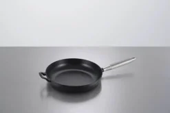 Staub Stegepande Ø 28 cm - Støbejern - Sort/Sølvfarvet