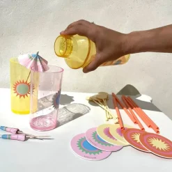 Sunnylife Rio Sun Barsæt - 31 dele Inkl. shaker, papirbrikker, cocktailparaplyer, genanvendelige plastiksugerør, rørepinde og isterninger - Plastik/papir - Multifarvet