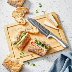 THE CUSTOM CHEF™ Cuisine::pro Damashiro® Santokukniv og skærebræt L 34 x B 24,5/L 16,5 cm - Rustfrit stål/bambus