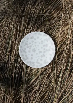 Wik & Walsøe Slåpeblom Tallerken Ø 13 cm - Benporcelæn - Hvid/varmgrå