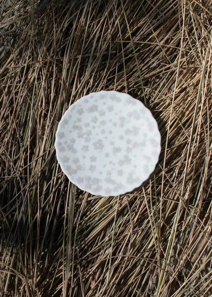 Wik & Walsøe Slåpeblom Tallerken Ø 13 cm - Benporcelæn - Hvid/varmgrå
